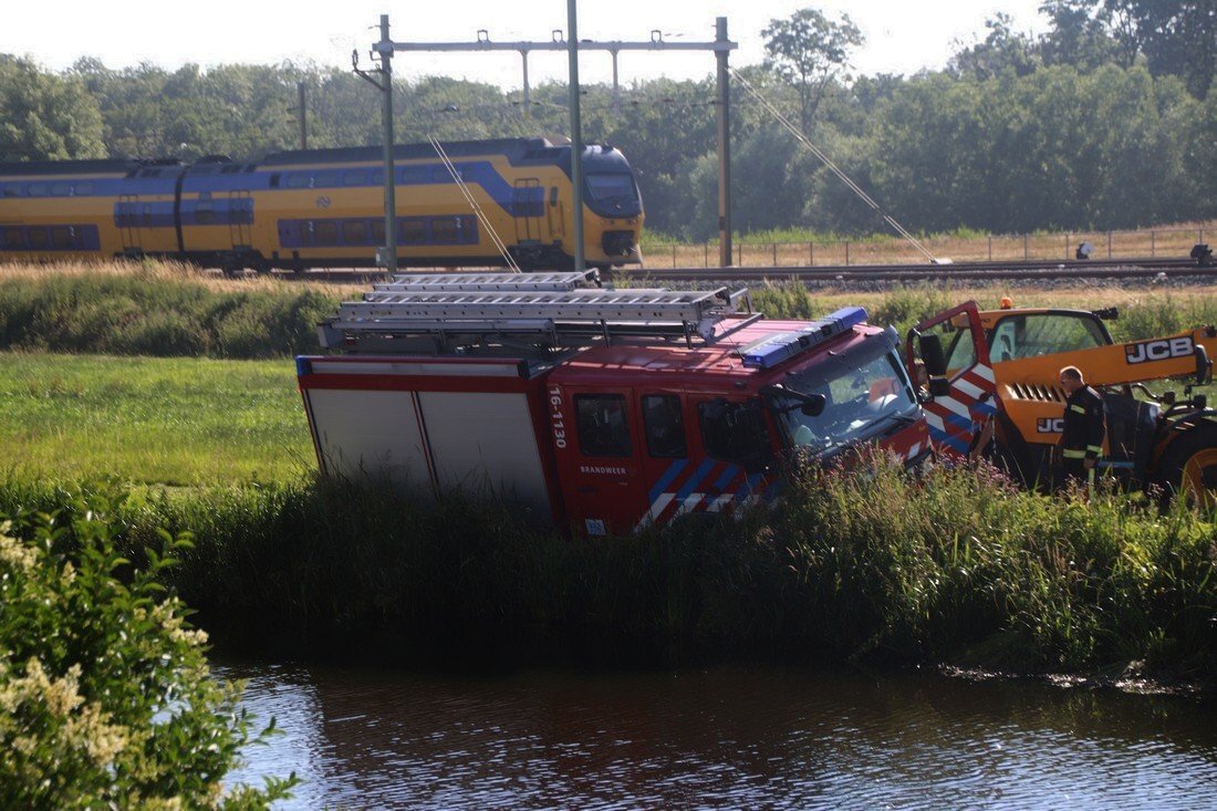 Brandweerwagen bijna te water bij blussen van tractorbrand Leidsevaart Lisse (Video update)